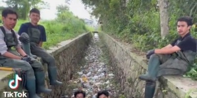 Rela 'Berendam' di Sungai Demi Bersihkan Sampah, Pandawara Group Tuai Pujian