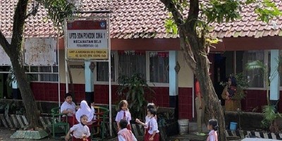 Siswa SDN Pocin 1 Kembali Belajar Setelah Pembangunan Masjid Ditunda