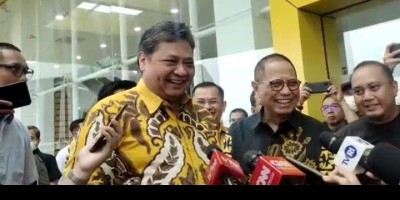 Ridwan Kamil Resmi Gabung Partai Golkar, Airlangga: Makin Ganteng dan Cerah